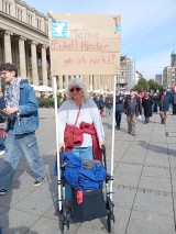 Demonstrantin mit Plakat, Stuttgart, 03.10.2025. Foto: Sergej Perelman