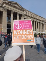Demonstrant mit Plakat. Stuttgart, 03.10.2025. Foto: Sergej Perelman