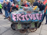 Demonstrant mit umgeprägtem Panzer. Stuttgart, 03.10.2025. Foto: Sergej Perelman