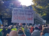 Demonstrantin mit Plakat. Stuttgart, 03.10.2025. Foto: Sergej Perelman