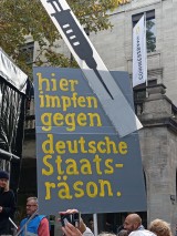 Demonstrant mit Plakat. Stuttgart, 03.10.2025. Foto: Sergej Perelman