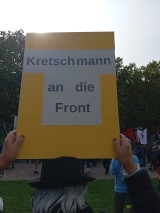 Demonstrant mit Schild, Stuttgart, 03.10.2025. Foto: Sergej Perelman