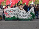 Demonstranten mit Banner, Stuttgart, 03.10.2025. Foto: Sergej Perelman