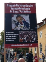 Demonstrant mit Schild, Stuttgart, 03.10.2025. Foto: Sergej Perelman