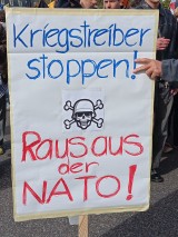 Demonstrant mit Schild, Stuttgart, 03.10.2025. Foto: Sergej Perelman