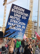 Demonstrant mit Plakat, Stuttgart, 03.10.2025. Foto: Sergej Perelman