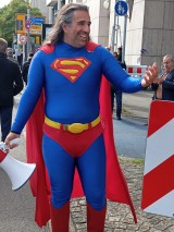 Demonstrant kostümiert, Stuttgart, 03.10.2025. Foto: Sergej Perelman