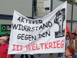 Demonstranten mit Banner, Stuttgart, 03.10.2025. Foto: Sergej Perelman