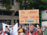 Demonstrant mit Schild, Stuttgart, 03.10.2025. Foto: Sergej Perelman