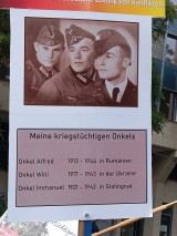 Demonstranten mit Schild, Stuttgart, 03.10.2025. Foto: Sergej Perelman