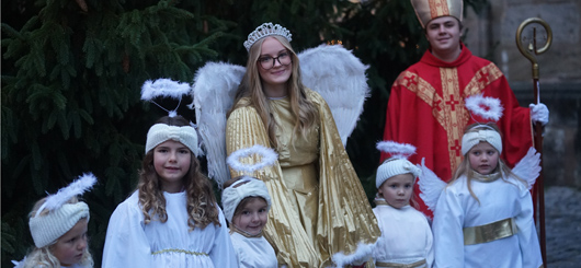 Mit dem Zug des Christkindes und einer großen Kinderschar wurde Dinkelsbühls Weihnachtszauber eröffnet