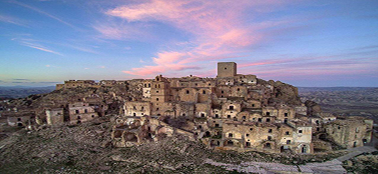 Craco, ein verlassenes Dorf in der Basilikata, wurde nach Erdrutschen aufgegeben.