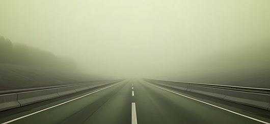 Symbolbild: Eine Straße im Nebel als Metapher für unsichtbare Grenzen und Orientierung im Raum.