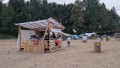 DJ-Booth aus Paletten im Strohfeld